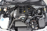 「マツダ スピリット レーシング・ロードスター12R」に搭載される2リッター直4エンジン。匠（たくみ）エンジニアの手作業による吸気ポート研磨のほか、カムの形状変更やエア吸入口の拡大などのチューニングが施され、最高出力200PS、最大トルク215N・mを発生。