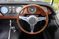 今回の試乗車には、モトリタの3スポークウッドステアリングが装備されていた。