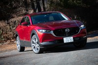 エクステリアでは、なんといってもリアフェンダーとドアパネルとが織りなす美しい曲面が最大の特徴。“面で魅せる美”とうたわれている。