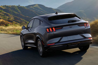 クーペの「マスタング」と同じく、3連のテールランプが目を引く「マスタング マッハE」のリアビュー。そこだけ似せられましても……。