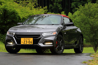 「ホンダS660モデューロX」が発売されたのは2018年7月6日のこと。ホンダアクセスが手がけたチューニングパーツを、生産ライン上で装着したコンプリートカーである。