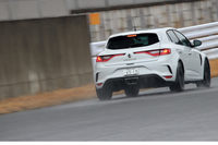 「メガーヌR.S.カップ」にはトルセンLSDが搭載されており、コーナーの立ち上がりにおけるトラクション性能が高められている。