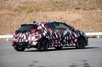 ドアとボンネット、バックドアにはアルミを採用。ルーフはカーボン製とのことで、市販モデルはルーフの黒を生かしたツートンカラーとなる。