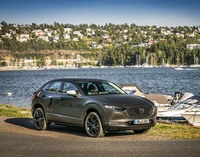 今回は、新型SUV「CX-30」の車体を使って製作されたEVのプロトタイプに試乗した。この量産型がグローバルに発売されるのは、2020年。マツダは「2019年10月にEV技術を盛り込んだ新型車を発表する」ともアナウンスしている。