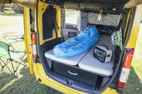 オプションを活用すれば、写真のような車中泊仕様にも仕立てられる。荷物の整理や遮光についても対策はバッチリ。
