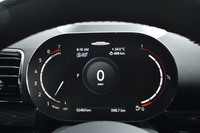 メーターは従来型のアナログタイプから、左にエンジン回転計、右に燃料計を配置する5インチの「マルチディスプレイメーターパネル」に変更された。ヘッドアップディスプレイも標準装備している。