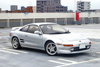 webCGかいわいにおける、「冷媒ガスの補充で乗り切る」派の筆頭といえば、バイトの田中青年である。写真は氏の愛車である2代目「トヨタMR2」。ガスの充てんにかかる費用は「5000円から1万円くらいですかね」とのこと。