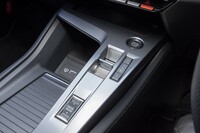 シフトセレクターはプジョーやシトロエンブランドで広く使われるトグルスイッチ式。「R」「N」「D」の後方にある「B」ボタンで回生ブレーキの利きを強められる。