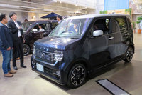 シックなイメージが追求された「カスタム」。ドット柄のフロントグリルやLED式のヘッドランプが目を引く。