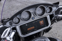 巨大なフェアリングの裏には、4連のメーターとフルカラーの10.25インチTFT液晶ディスプレイを装備。