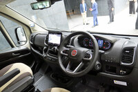 バンとは思えない充実した装備も「デュカト」の魅力。フル液晶メーターやクルーズコントロール、ナビゲーションシステム、デジタルルームミラーなどが用意される。