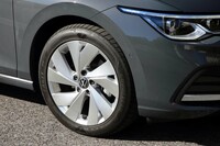 「スタイル」と呼ばれる試乗車のグレードには、タービン型の17インチアルミホイールが装着される。