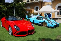 2025年「アルファ・ロメオ8Cドッピアコーダザガード」(左)。ルマンカーを公道仕様にした「グリッケンハウス007S LMH」(右)と。