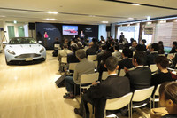 オープニングセレモニーが行われたショールーム内の様子。本格オープン後は、ここに最新のモデルが展示される。