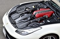 その源流を「エンツォ・フェラーリ」にたどることができる、バンク角65度の“ティーポF140”6.3リッターV12自然吸気エンジン。最高出力は690ps/8000rpmで、最高エンジン回転数は8250rpm。