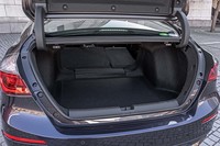 バンパーレベルから開き、左右幅も十分なトランクリッドを持つ「インサイト」。IPU（インテリジェントパワーユニット）を後席座面下に配置したことにより、荷室容量は519リッターを確保している。この広さと使い勝手は、ガソリン車並みだという。