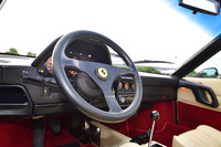 “赤い玉号”の軽すぎるステアリングホイール。なぜ軽いのかは謎である。