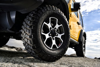 5ホールデザインの17インチホイールは「ルビコン」専用のアイテム。試乗車には前後LT255/75R17サイズの「BFグッドリッチ・マッドテレインT/A KM2」タイヤが装着されていた。