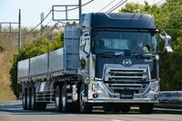 日本自動車研究所 城里テストセンターの外周路を走る「クオンGW」。自動緊急ブレーキに全車速対応型クルーズコントロール、車線維持支援機能、ドライバーモニター……と、先進運転支援システムは高級乗用車に負けず充実している。