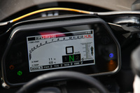 フルカラーの4.2インチTFT液晶メーター。車速やエンジン回転数といった走行情報の表示に加え、多岐にわたる電子制御システムを調整する際の、インターフェイスとしても機能する。