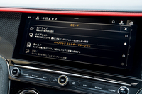 センターのタッチスクリーンは12.3インチ。これはプラグインハイブリッドのモード切り替え画面だが、超高額車だけにもう少し日本語ローカライズを洗練させてもらいたいところだ（ハイブリッドとハイブリットが並んで混在しているところなど）。