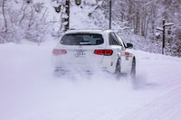 235/55R19サイズの「ブリザックVRX3」が装着された「メルセデス・ベンツGLC」。忠別湖から旭岳ロープウェイ山麓駅へと続く道道1160号線のワインディングロードを試走した。