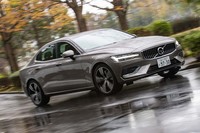 「S60」にも先進運転支援システム「インテリセーフ」が全車に標準装備。全車速対応のACCや車線中央維持機能の出来のよさには定評がある。