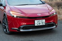 C字型のデイタイムランニングライトがフロントまわりを印象づける。ウインカーもC字型。