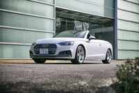 優雅な雰囲気が自慢の「A5カブリオレ」。ベースとなった「A5クーペ」のバランスの取れたプロポーションは、ソフトトップになってもそのまま維持されている。