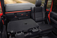 リアシートの背もたれには60：40の分割可倒機構が備わり、座面をチップアップすることもできる。