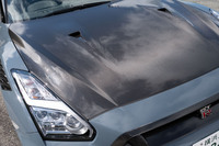 前後バンパーをはじめとした外装パーツの多くはカーボン製。特にボンネットはクリア塗装だけのむき出しだ。