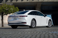 パワートレインは2.5リッターハイブリッドと水素燃料電池の2タイプ。写真は後者を主体にお届けする。