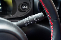 ウインカーレバーは倒した先で固定される方式に変わった。以前のソフトタッチ式は手動で戻すときの中立ポイントが分かりづらく、誤操作が多かった。