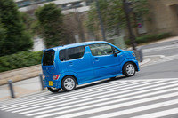 新型「ワゴンR」には、現行型「アルト」から導入が進められている新世代プラットフォーム「ハーテクト」が採用されており、従来モデルからの軽量化とボディー剛性の強化を実現している。