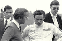 チーム・ロータスの代表コーリン・チャップマン（左）とクラーク。クラークは、9年にわたるF1のキャリアのすべてをロータスで過ごした。