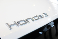 今となっては懐かしい、ホンダ初の量販EV「ホンダe」の車名ロゴ。