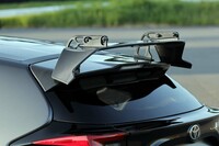 「GRMNヤリス“サーキットパッケージ”」のルーフ後端に備わる専用リアスポイラー。ボンネットやルーフと同様、綾織CFRPでできている。