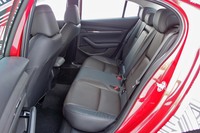 後席は、一見しただけでも、また実際に座ってみても、先代よりも空間的なゆとりが感じられる。ドアの内張りにはクロームメッキのドレスアップも見られる。