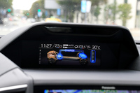 「アドバンス」では、ダッシュボード上段に備わるマルチファンクションディスプレイに、「e-BOXER」の作動状態を示す表示画面が追加されている。