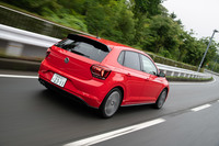 リアビューではダーク調のテールランプと2本出しのクロームエキゾーストパイプが特徴。ボディーカラーにはホワイト、グレー、レッド、ブラックの全4色が用意されている。