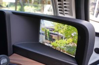 車両の後側方はボディー両サイドにあるカメラの映像で確認する。