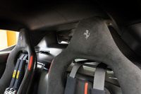 トラックユースを念頭に置いた「アセットフィオラノ」仕様車の車内。細身ながらホールド性に優れ、カーボン地が露出したシートに、ドライバーのヤル気が刺激される。