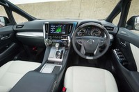 シルバーの木目調パーツを随所に使用したインストゥルメントパネル。木目の立体感を再現するため、3Dプリント技術を採用している。