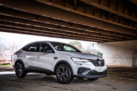 2022年11月に導入が発表されたルノーのクーペSUV「アルカナR.S.ライン マイルドハイブリッド」に試乗した。車両本体価格は、同年5月に発売されたフルハイブリッドモデルよりも30万円安い399万円。