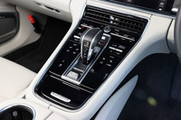 シフトセレクターとタッチ式のコントロールパネルが配されたセンターコンソール。走行モードとは別に、アクティブサスペンションや横滑り防止装置の制御などは、こちらのタッチスイッチで個別に調整できる。