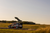 「パンツァープラッテ」名物、戦闘機前のストレート。世界広しとはいえ、戦闘機とラリー車のツーショットが撮れるのはここだけ……のはず。