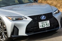 フロントまわりでは、一段とワイドになったグリルが目を引く。ヘッドランプのデザインも変更され、より精悍（せいかん）さが強められた。