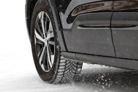 絶対的なグリップ力だけでなく、手に伝わるインフォメーションや操作性のよさも印象的だったという「シンクロウェザー」。これなら、同乗する選手たちを気遣っての繊細な運転もしやすいだろう。