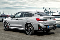 サイドの縁（へり）が跳ね上がった、バンパーの黒い加飾部分に注目。全体のイメージに対して、こうした部分が妙に強く主張してくる。