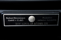 センターパネルに装着されるアルピナのプロダクションプレート。試乗車には「005」と打刻されていた。